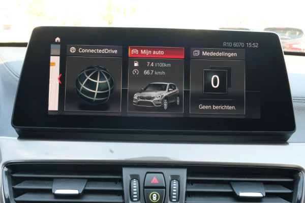 BMW X1 sDrive18i High Executive Edition 140 PK | Afneembare Trekhaak | Dealeronderhouden | Lederen Bekleding | Stoelverwarming | Camera | Head-Up display | Elektrische Klep | LED |