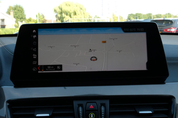 BMW X1 sDrive18i High Executive Edition 140 PK | Afneembare Trekhaak | Dealeronderhouden | Lederen Bekleding | Stoelverwarming | Camera | Head-Up display | Elektrische Klep | LED |