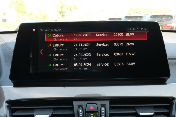 BMW X1 sDrive18i High Executive Edition 140 PK | Afneembare Trekhaak | Dealeronderhouden | Lederen Bekleding | Stoelverwarming | Camera | Head-Up display | Elektrische Klep | LED |