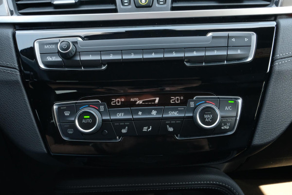 BMW X1 sDrive18i High Executive Edition 140 PK | Afneembare Trekhaak | Dealeronderhouden | Lederen Bekleding | Stoelverwarming | Camera | Head-Up display | Elektrische Klep | LED |