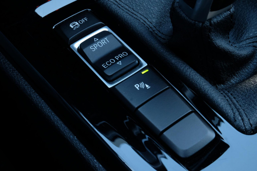 BMW X1 sDrive18i High Executive Edition 140 PK | Afneembare Trekhaak | Dealeronderhouden | Lederen Bekleding | Stoelverwarming | Camera | Head-Up display | Elektrische Klep | LED |