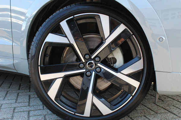 Volvo XC60 2.0 T6 Ultra Black Edition | B&W | Luchtvering | 22" | Massage | Full | UNIEK! | Facelift