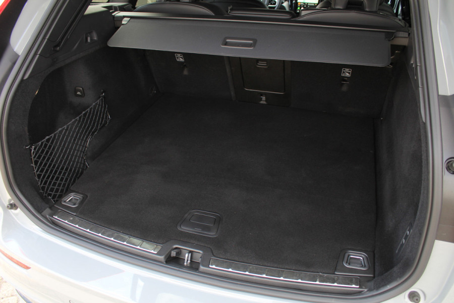 Volvo XC60 2.0 T6 Ultra Black Edition | B&W | Luchtvering | 22" | Massage | Full | UNIEK! | Facelift