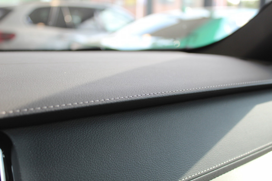 Volvo XC60 2.0 T6 Ultra Black Edition | B&W | Luchtvering | 22" | Massage | Full | UNIEK! | Facelift
