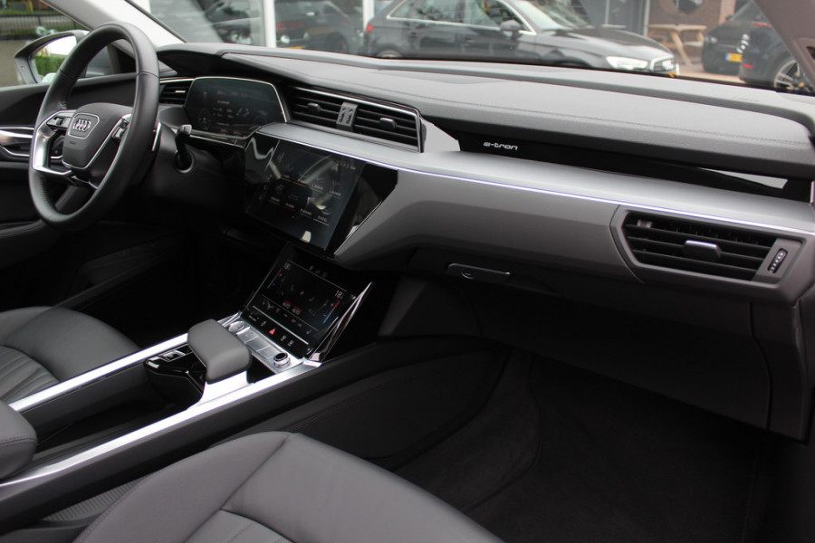 Audi e-tron e-tron 50 quattro Launch edition plus 71 kWh / SoH 90,2% / Panoramadak / Camera / Leder / 20'' / Luchtvering / Parkeerhulp V+A / ACC / Navigatie / Stoelverwarming