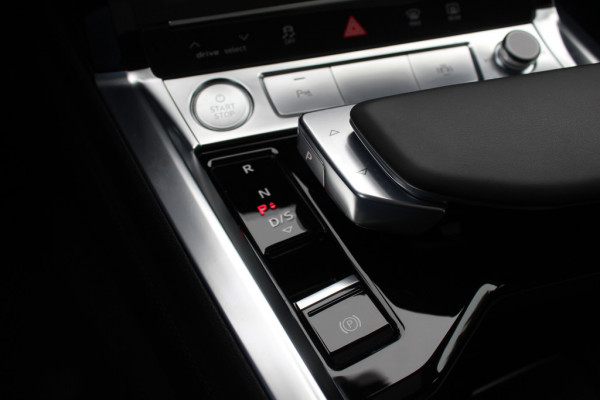 Audi e-tron e-tron 50 quattro Launch edition plus 71 kWh / SoH 90,2% / Panoramadak / Camera / Leder / 20'' / Luchtvering / Parkeerhulp V+A / ACC / Navigatie / Stoelverwarming