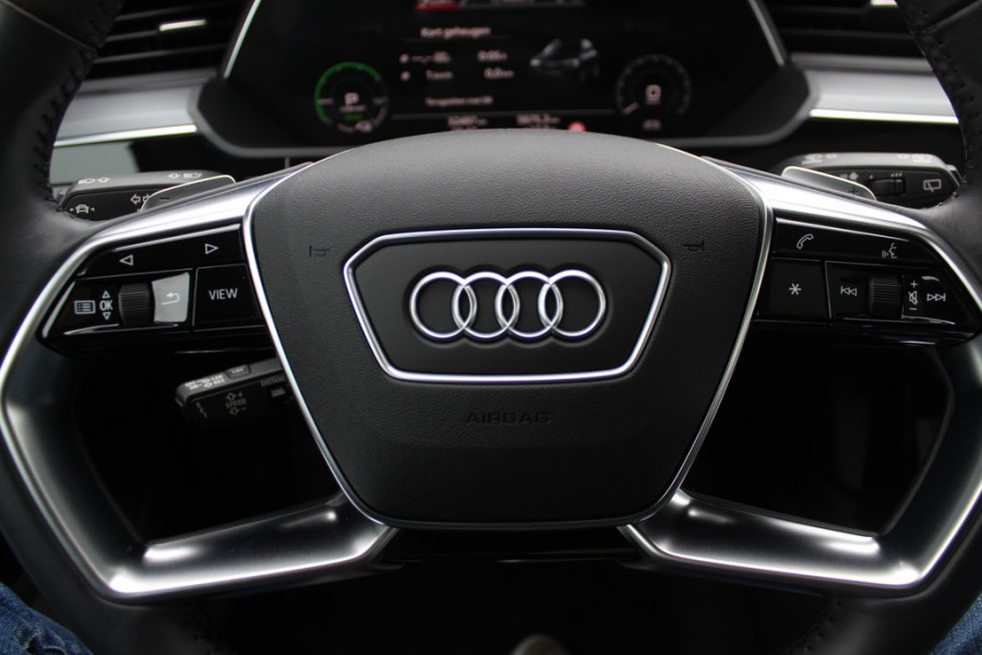 Audi e-tron e-tron 50 quattro Launch edition plus 71 kWh / SoH 90,2% / Panoramadak / Camera / Leder / 20'' / Luchtvering / Parkeerhulp V+A / ACC / Navigatie / Stoelverwarming
