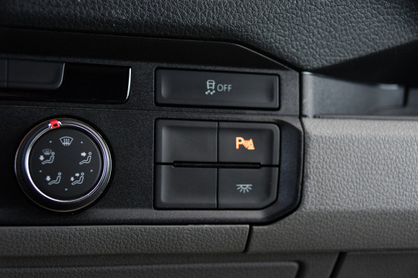 Volkswagen Crafter 35 2.0 TDI L3H3 PB Edition Camera, Cruise, Carplay, LED, Automaat, Sensoren, 140pk, Trekhaak, Multimedia, Uniek!