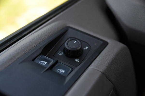 Volkswagen Crafter 35 2.0 TDI L3H3 PB Edition Camera, Cruise, Carplay, LED, Automaat, Sensoren, 140pk, Trekhaak, Multimedia, Uniek!