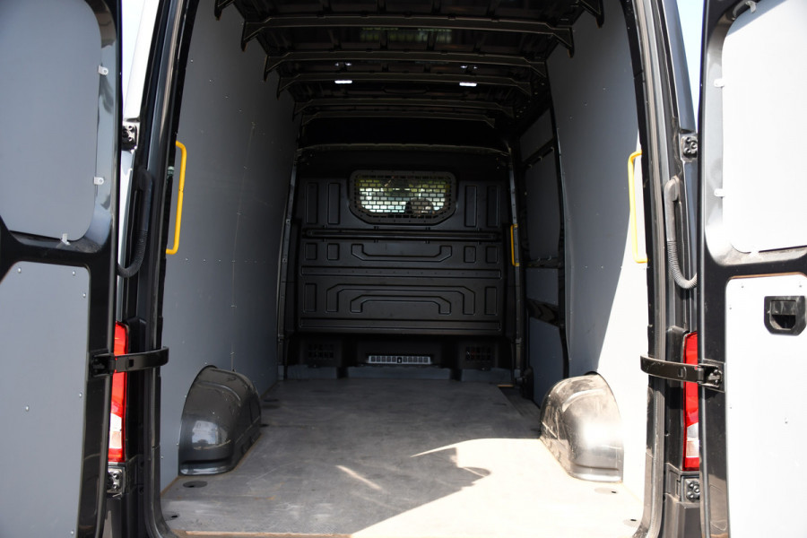 Volkswagen Crafter 35 2.0 TDI L3H3 PB Edition Camera, Cruise, Carplay, LED, Automaat, Sensoren, 140pk, Trekhaak, Multimedia, Uniek!