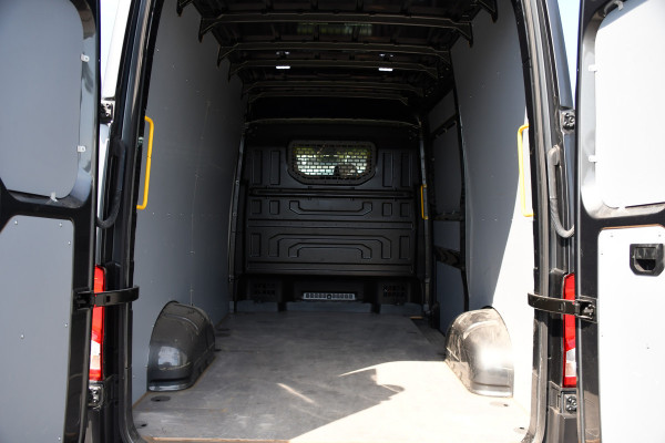 Volkswagen Crafter 35 2.0 TDI L3H3 PB Edition Camera, Cruise, Carplay, LED, Automaat, Sensoren, 140pk, Trekhaak, Multimedia, Uniek!