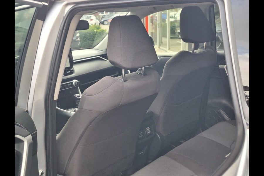 Toyota RAV4 Hybrid 220 AWD Dynamic | Stoelverwarming, Groot scherm, Parkeersensoren, Licht + Regensensor, 1650KG Trekgewicht