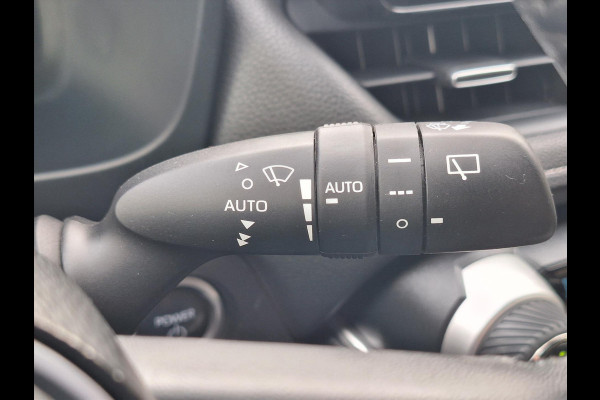 Toyota RAV4 Hybrid 220 AWD Dynamic | Stoelverwarming, Groot scherm, Parkeersensoren, Licht + Regensensor, 1650KG Trekgewicht