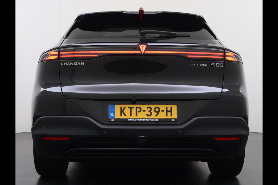 Changan Deepal S05 EV LHD VAN: 42.900,- VOOR: 39.440,- UW HERFSTVOORDEEL: 3.460,- MAX 200KW | 68.8 kwh | NIEUWE AUTO | PANORAMADAK | 20" LMV | 360° CAMERA | HEAD-UP DISPLAY | LEDEREN BEKLEDING | STOELVERWARMING | FULL OPTIONS | FABRIEKSGARANTIE T/M 2033 |