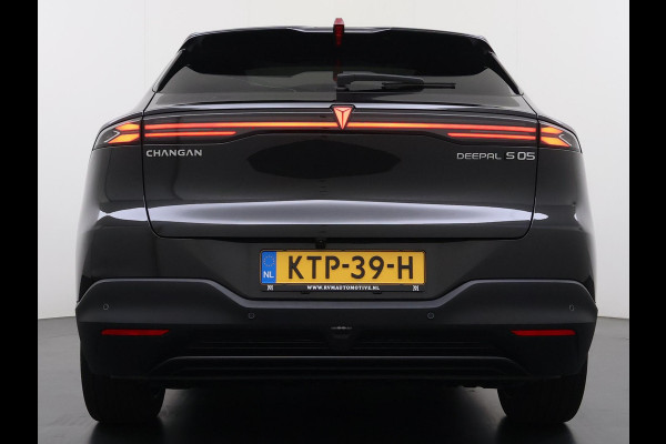 Changan Deepal S05 EV LHD VAN: 42.900,- VOOR: 39.440,- UW HERFSTVOORDEEL: 3.460,- MAX 200KW | 68.8 kwh | NIEUWE AUTO | PANORAMADAK | 20" LMV | 360° CAMERA | HEAD-UP DISPLAY | LEDEREN BEKLEDING | STOELVERWARMING | FULL OPTIONS | FABRIEKSGARANTIE T/M 2033 |