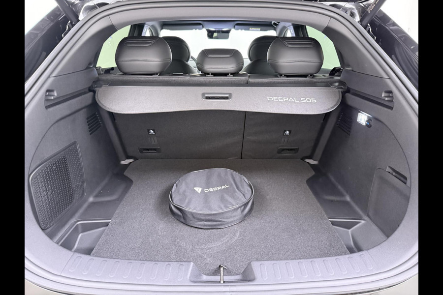 Changan Deepal S05 EV LHD VAN: 42.900,- VOOR: 39.440,- UW HERFSTVOORDEEL: 3.460,- MAX 200KW | 68.8 kwh | NIEUWE AUTO | PANORAMADAK | 20" LMV | 360° CAMERA | HEAD-UP DISPLAY | LEDEREN BEKLEDING | STOELVERWARMING | FULL OPTIONS | FABRIEKSGARANTIE T/M 2033 |