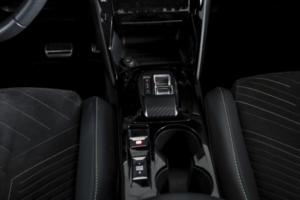 Peugeot 2008 1.2 Hybrid 145 GT - Automaat | Alcantara Pack | Drive Assist Pack | Dig. Cockpit | Adapt. Cruise | Stoelverw. | PDC | Camera | NAV + App. Connect | ECC | DAB | LM 17" | 7665