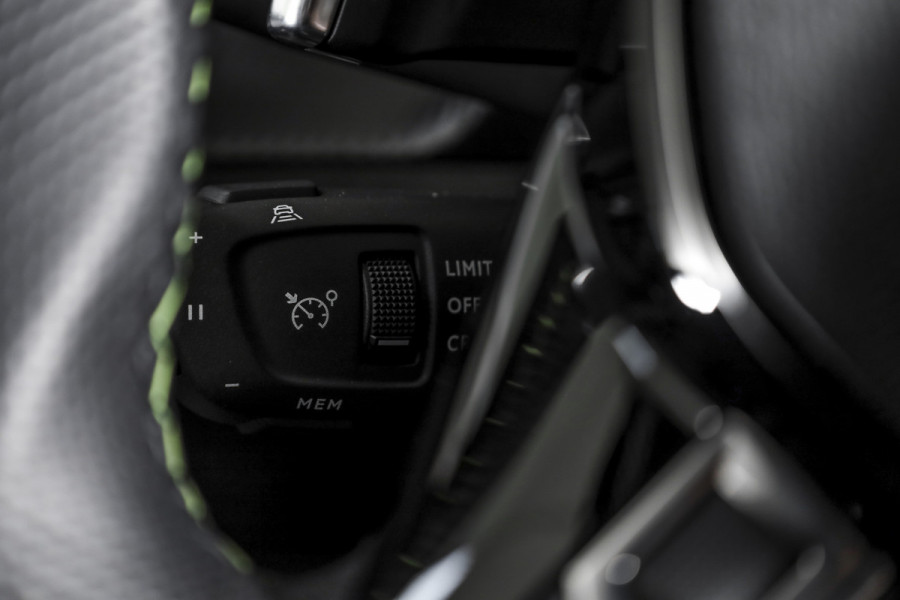 Peugeot 2008 1.2 Hybrid 145 GT - Automaat | Alcantara Pack | Drive Assist Pack | Dig. Cockpit | Adapt. Cruise | Stoelverw. | PDC | Camera | NAV + App. Connect | ECC | DAB | LM 17" | 7665