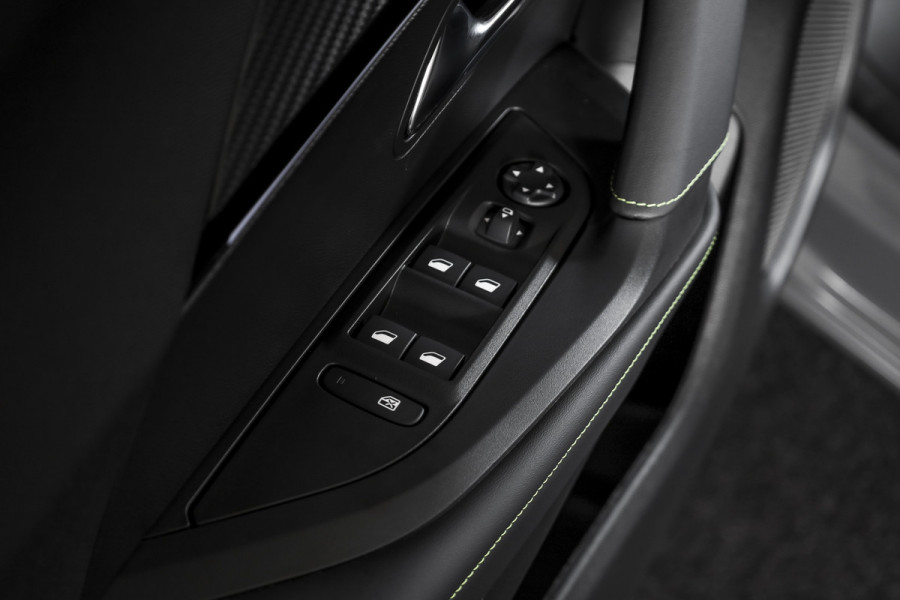 Peugeot 2008 1.2 Hybrid 145 GT - Automaat | Alcantara Pack | Drive Assist Pack | Dig. Cockpit | Adapt. Cruise | Stoelverw. | PDC | Camera | NAV + App. Connect | ECC | DAB | LM 17" | 7665