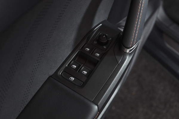 CUPRA Formentor 1.5 TSI e-Hybrid VZ Performance | S/K-Panodak | Dig. Cockpit | Adapt. Cruise | Stoel-+Stuurverw. | PDC | 360 Camera | NAV + App. Connect | ECC | Elek. Klep | LM 19" | 7134