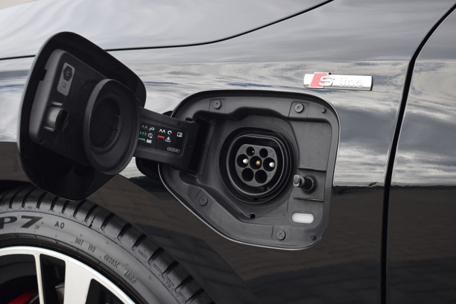 Audi A3 Sportback 45 TFSI e S-edition Competition | Pano | B&O | Head-Up