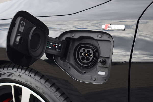 Audi A3 Sportback 45 TFSI e S-edition Competition | Pano | B&O | Head-Up
