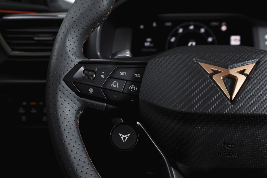 CUPRA Formentor 1.5 TSI e-Hybrid VZ Tribe Edition | S/k-Panodak | Dig. Cockpit | Adapt. Cruise | Stoel-+ Stuurverw. PDC | 360 Camera | NAV + App. Connect | ECC | Elek. Klep | LM 19" | 7989