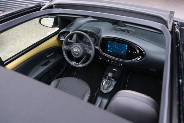 Toyota Aygo X 1.0 VVT-i S-CVT Pulse *CABRIOTOP* Geweldige Auto! 18dkm Navi/Camera 4 stuks op voorraad