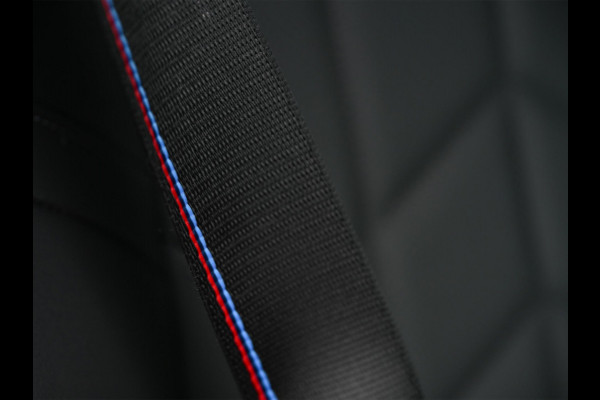 BMW 5 Serie Touring 530e xDrive | M-Sport Pro | Panoramadak | Harman Kardon audio | M-Sport Suspension | Adaptive Led | Driving Assistant Plus | Ambient Light | Iconic glow grille | M-Sport Brake Red | Shadowline Lights