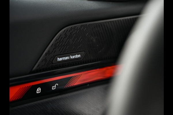 BMW 5 Serie Touring 530e xDrive | M-Sport Pro | Panoramadak | Harman Kardon audio | M-Sport Suspension | Adaptive Led | Driving Assistant Plus | Ambient Light | Iconic glow grille | M-Sport Brake Red | Shadowline Lights
