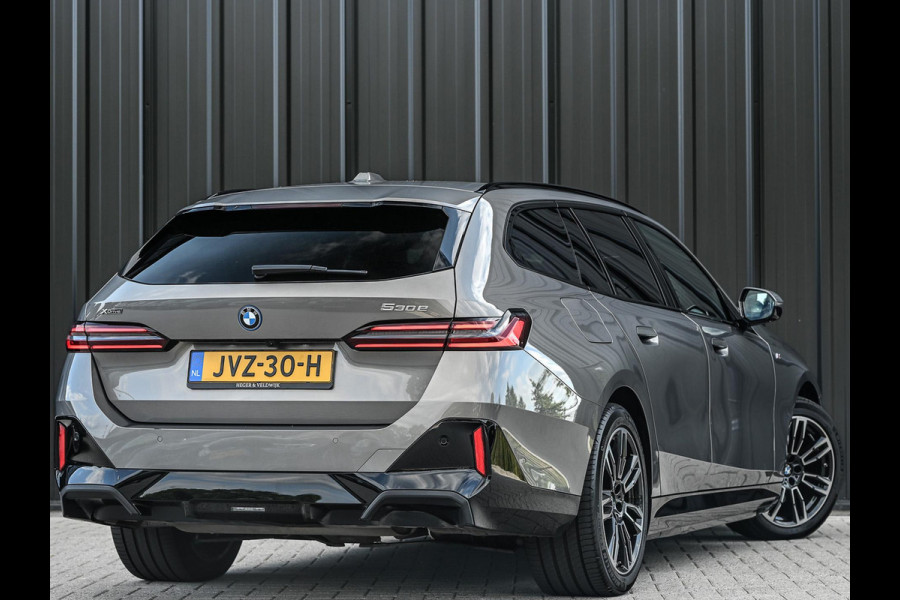 BMW 5 Serie Touring 530e xDrive | M-Sport Pro | Panoramadak | Harman Kardon audio | M-Sport Suspension | Adaptive Led | Driving Assistant Plus | Ambient Light | Iconic glow grille | M-Sport Brake Red | Shadowline Lights