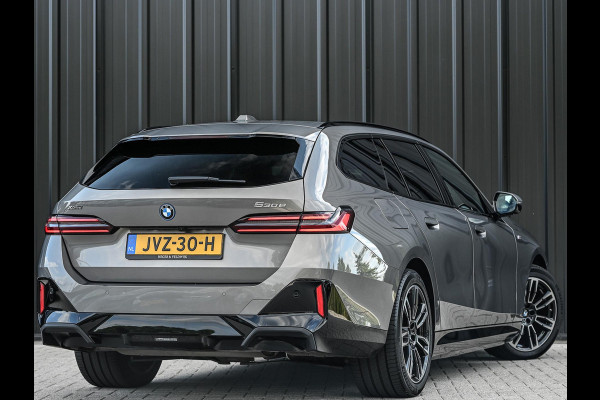 BMW 5 Serie Touring 530e xDrive | M-Sport Pro | Panoramadak | Harman Kardon audio | M-Sport Suspension | Adaptive Led | Driving Assistant Plus | Ambient Light | Iconic glow grille | M-Sport Brake Red | Shadowline Lights