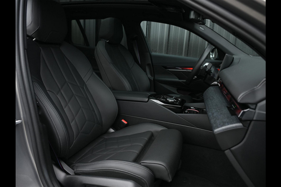 BMW 5 Serie Touring 530e xDrive | M-Sport Pro | Panoramadak | Harman Kardon audio | M-Sport Suspension | Adaptive Led | Driving Assistant Plus | Ambient Light | Iconic glow grille | M-Sport Brake Red | Shadowline Lights