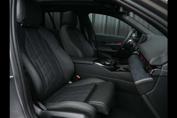 BMW 5 Serie Touring 530e xDrive | M-Sport Pro | Panoramadak | Harman Kardon audio | M-Sport Suspension | Adaptive Led | Driving Assistant Plus | Ambient Light | Iconic glow grille | M-Sport Brake Red | Shadowline Lights