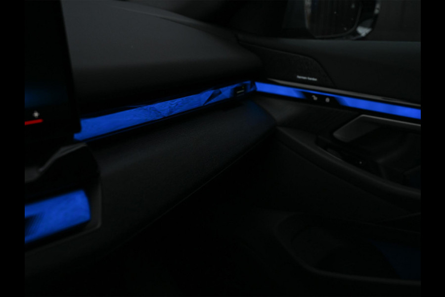 BMW 5 Serie Touring 530e xDrive | M-Sport Pro | Panoramadak | Harman Kardon audio | M-Sport Suspension | Adaptive Led | Driving Assistant Plus | Ambient Light | Iconic glow grille | M-Sport Brake Red | Shadowline Lights