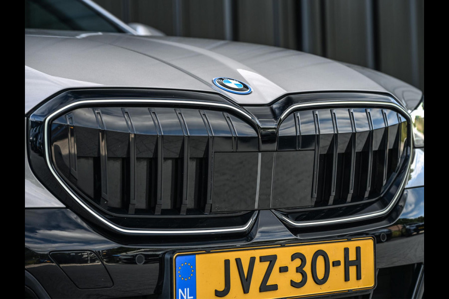 BMW 5 Serie Touring 530e xDrive | M-Sport Pro | Panoramadak | Harman Kardon audio | M-Sport Suspension | Adaptive Led | Driving Assistant Plus | Ambient Light | Iconic glow grille | M-Sport Brake Red | Shadowline Lights