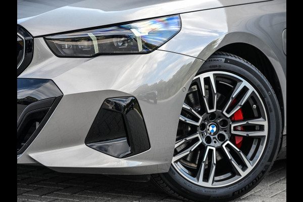 BMW 5 Serie Touring 530e xDrive | M-Sport Pro | Panoramadak | Harman Kardon audio | M-Sport Suspension | Adaptive Led | Driving Assistant Plus | Ambient Light | Iconic glow grille | M-Sport Brake Red | Shadowline Lights