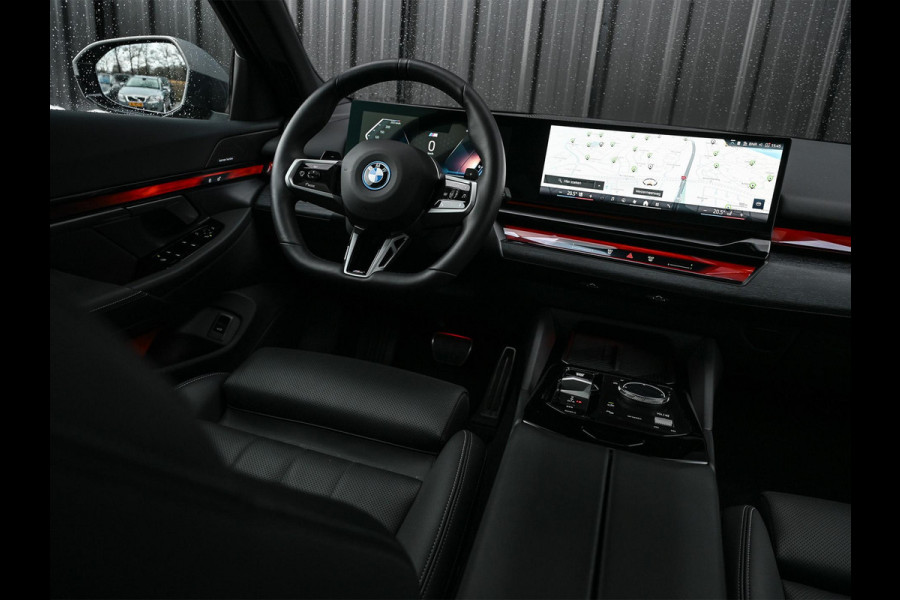 BMW 5 Serie Touring 530e xDrive | M-Sport Pro | Panoramadak | Harman Kardon audio | M-Sport Suspension | Adaptive Led | Driving Assistant Plus | Ambient Light | Iconic glow grille | M-Sport Brake Red | Shadowline Lights