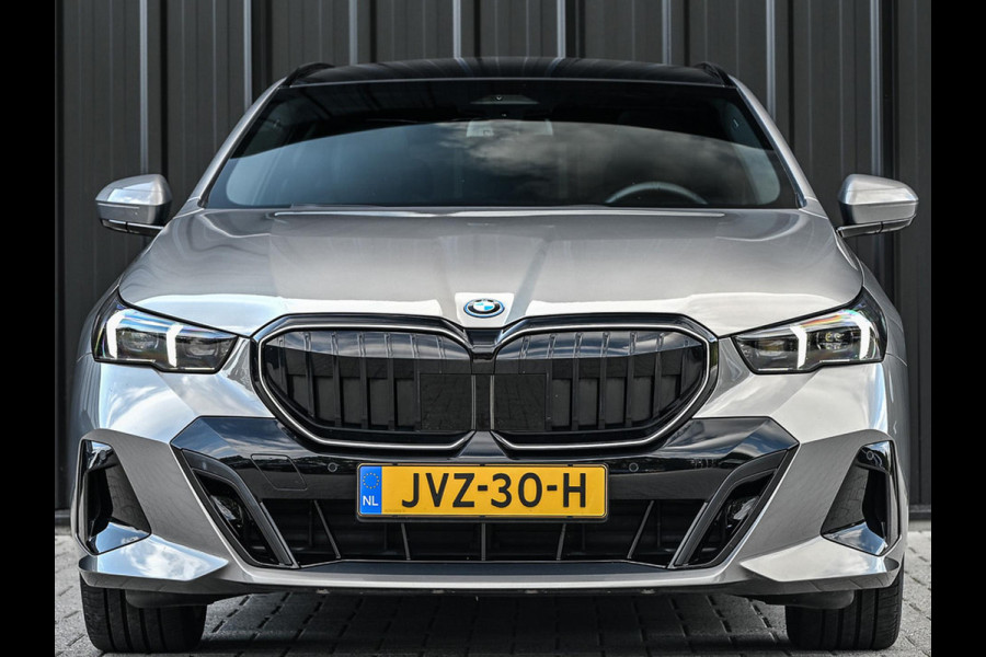 BMW 5 Serie Touring 530e xDrive | M-Sport Pro | Panoramadak | Harman Kardon audio | M-Sport Suspension | Adaptive Led | Driving Assistant Plus | Ambient Light | Iconic glow grille | M-Sport Brake Red | Shadowline Lights