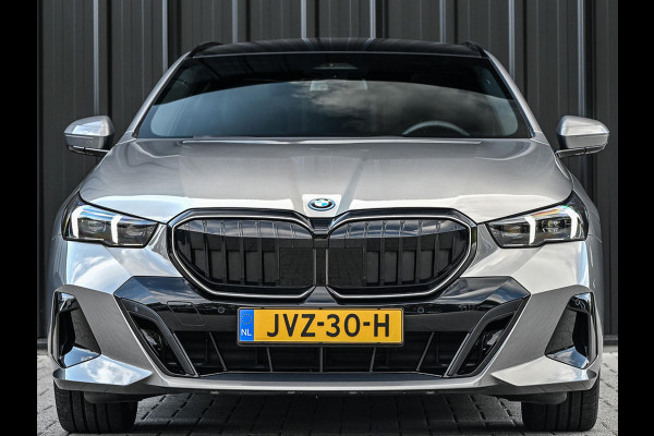 BMW 5 Serie Touring 530e xDrive | M-Sport Pro | Panoramadak | Harman Kardon audio | M-Sport Suspension | Adaptive Led | Driving Assistant Plus | Ambient Light | Iconic glow grille | M-Sport Brake Red | Shadowline Lights