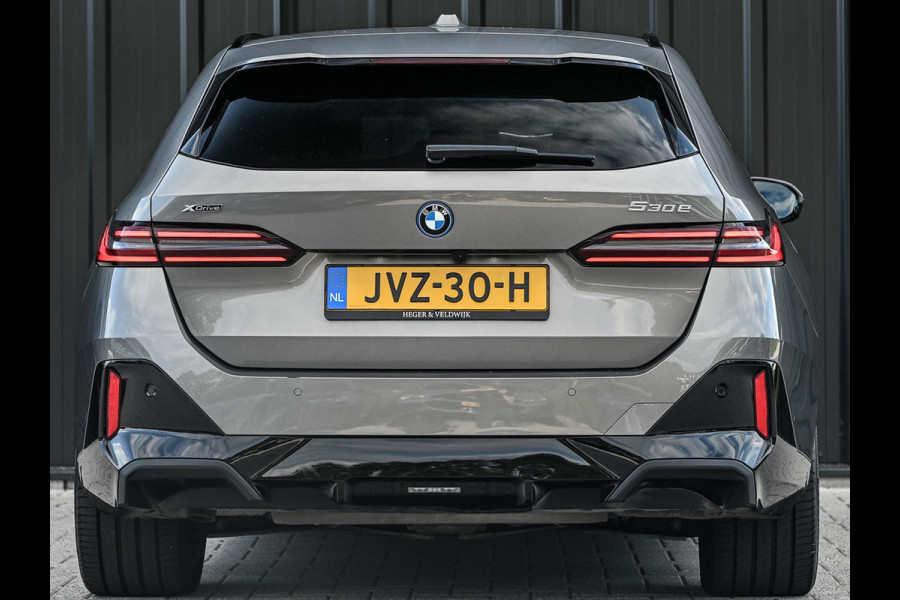 BMW 5 Serie Touring 530e xDrive | M-Sport Pro | Panoramadak | Harman Kardon audio | M-Sport Suspension | Adaptive Led | Driving Assistant Plus | Ambient Light | Iconic glow grille | M-Sport Brake Red | Shadowline Lights