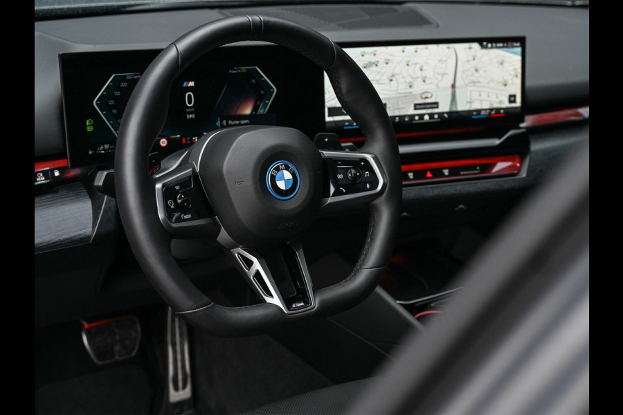 BMW 5 Serie Touring 530e xDrive | M-Sport Pro | Panoramadak | Harman Kardon audio | M-Sport Suspension | Adaptive Led | Driving Assistant Plus | Ambient Light | Iconic glow grille | M-Sport Brake Red | Shadowline Lights