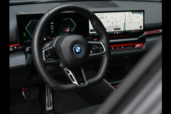 BMW 5 Serie Touring 530e xDrive | M-Sport Pro | Panoramadak | Harman Kardon audio | M-Sport Suspension | Adaptive Led | Driving Assistant Plus | Ambient Light | Iconic glow grille | M-Sport Brake Red | Shadowline Lights