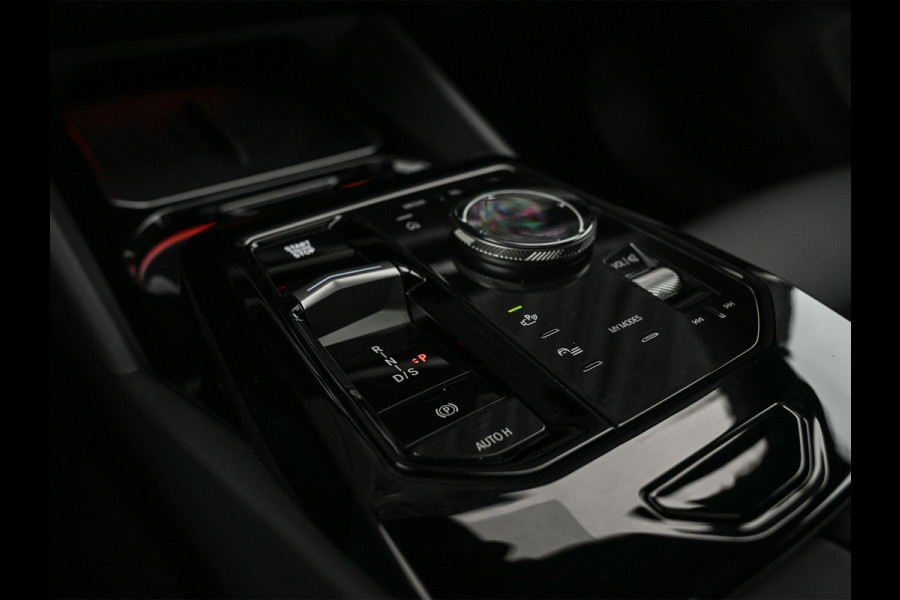 BMW 5 Serie Touring 530e xDrive | M-Sport Pro | Panoramadak | Harman Kardon audio | M-Sport Suspension | Adaptive Led | Driving Assistant Plus | Ambient Light | Iconic glow grille | M-Sport Brake Red | Shadowline Lights