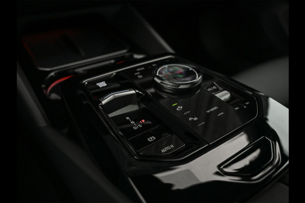 BMW 5 Serie Touring 530e xDrive | M-Sport Pro | Panoramadak | Harman Kardon audio | M-Sport Suspension | Adaptive Led | Driving Assistant Plus | Ambient Light | Iconic glow grille | M-Sport Brake Red | Shadowline Lights