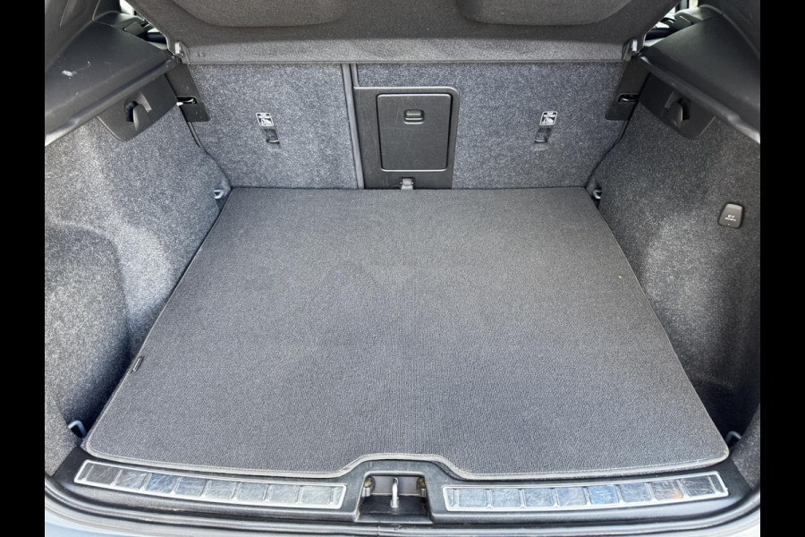 Volvo XC40 Recharge P8 AWD R-Design | Leder | Trekhaak wegklapbaar | Blis | Warmtepomp | 360 Cam |