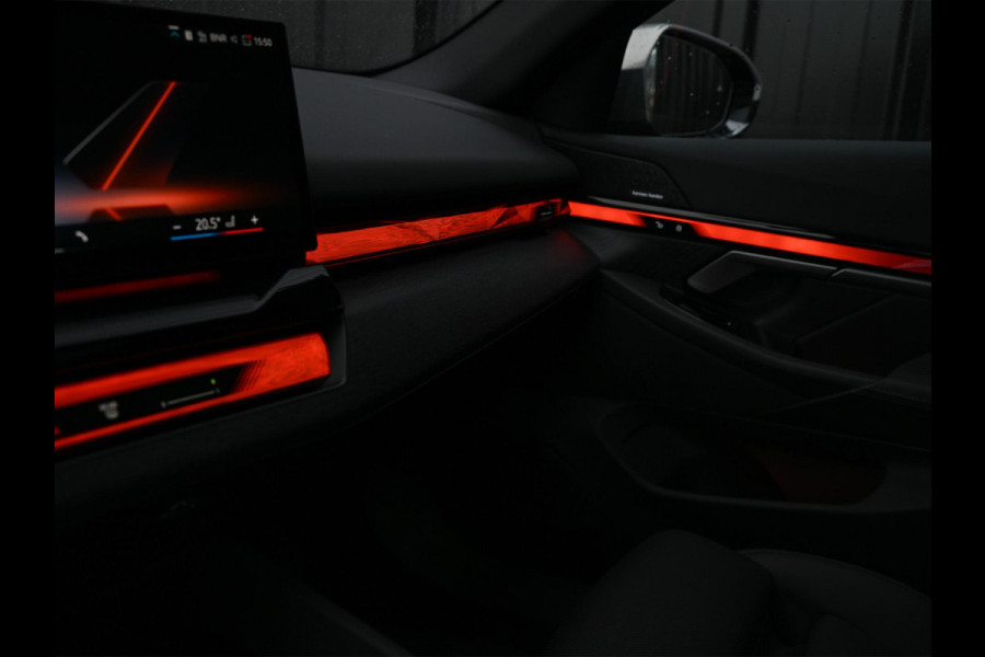 BMW 5 Serie Touring 530e xDrive | M-Sport Pro | Panoramadak | Harman Kardon audio | M-Sport Suspension | Adaptive Led | Driving Assistant Plus | Ambient Light | Iconic glow grille | M-Sport Brake Red | Shadowline Lights