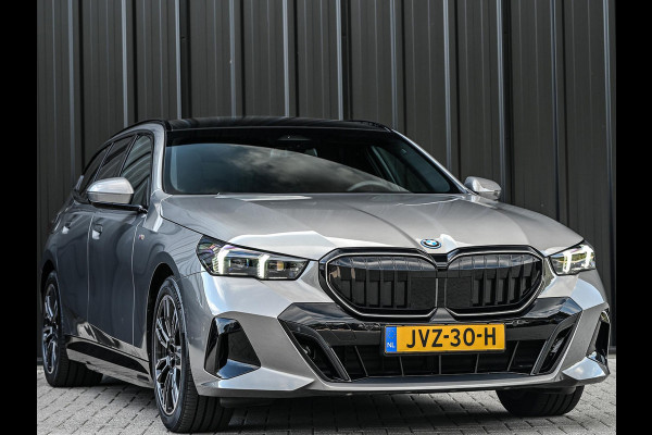 BMW 5 Serie Touring 530e xDrive | M-Sport Pro | Panoramadak | Harman Kardon audio | M-Sport Suspension | Adaptive Led | Driving Assistant Plus | Ambient Light | Iconic glow grille | M-Sport Brake Red | Shadowline Lights