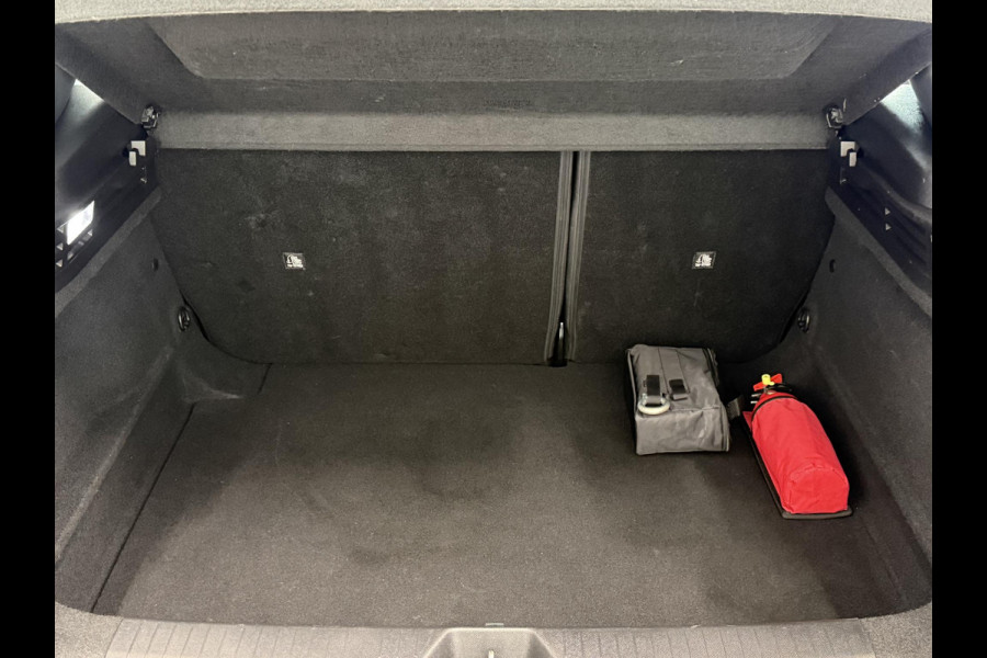 Opel Astra 1.2 Edition Navigatie Apple Carplay Android Auto Parkeersensoren Cruise Control Climate Control Lichtmetalen velgen