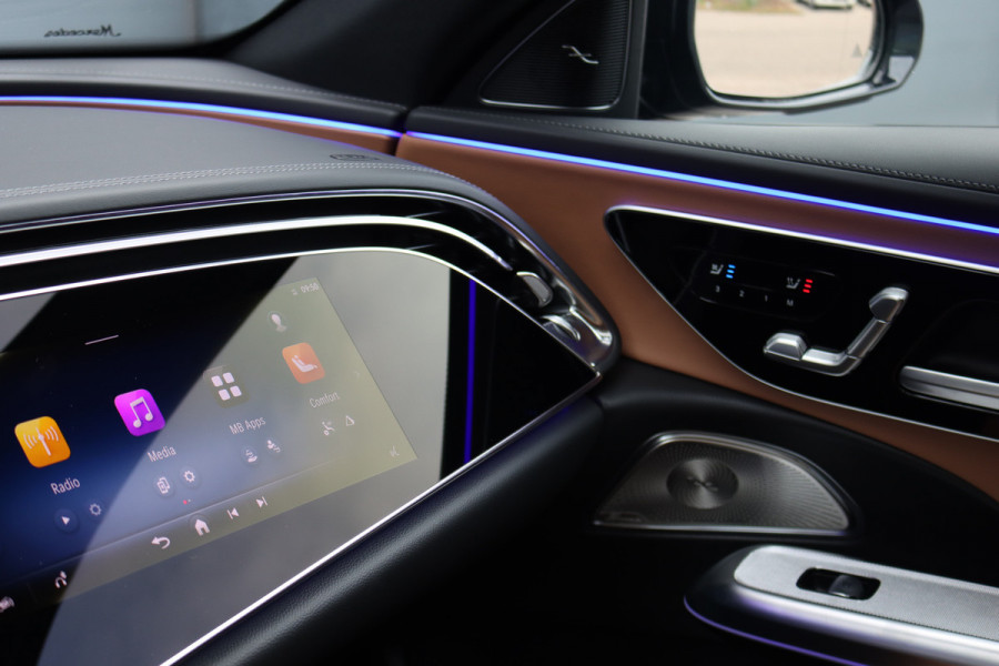 Mercedes-Benz E-Klasse 400 e 4MATIC AMG Line | Hyperscreen | Distronic+ | Massage | Stoelventilatie | HUD | 3D-Display | Verwarmd Stuurwiel | Burmester | Vlakkenverwarming | Digital Light |